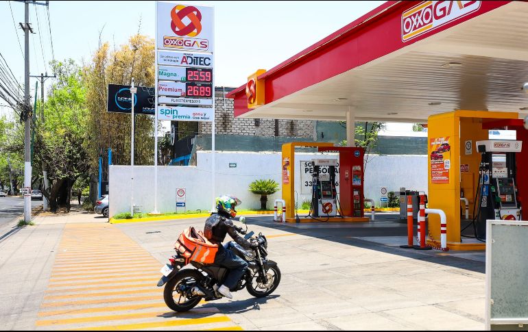 El costo de la gasolina cambia según la ubicación de la estación de servicio; la gasolinera ubicada en Avenida Patria, cerca de Naciones Unidas, se aprecia el tabulador en el que la Magna cuesta 25.59 y la Premium 26.89 por litro. EL INFORMADOR/A. Navarro