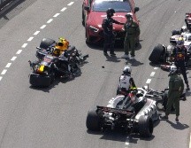 Inmediatamente salieron las banderas rojas, obligando a que la carrera se reinicie, con los autos restantes. ESPECIAL / X / F1