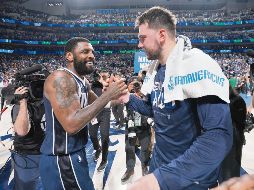 Kyrie Irving (izq.) y Luka Doncic se combinaron para sumar 66 puntos y colocar a los Mavs a un triunfo de las Finales de la NBA. AFP