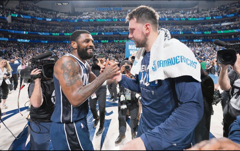 Kyrie Irving (izq.) y Luka Doncic se combinaron para sumar 66 puntos y colocar a los Mavs a un triunfo de las Finales de la NBA. AFP