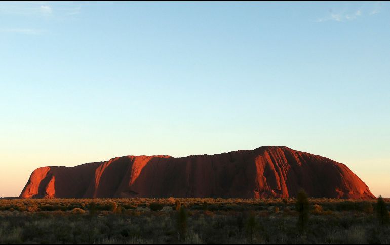 Uluru, en Australia, ocupa el segundo lugar, recibiendo solo cinco reseñas que mencionan estas palabras negativas. AP / ARCHIVO