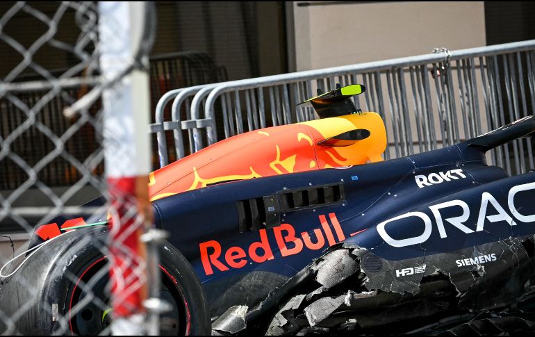 SERGIO PÉREZ. El choque tuvo detenida la carrera, con una bandera roja, por cuarenta minutos y ninguno de los involucrados resultó afectado físicamente. AFP / N. Tucat