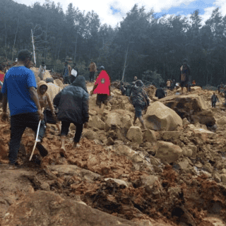 Papúa busca a más de 2 mil personas enterradas por deslave