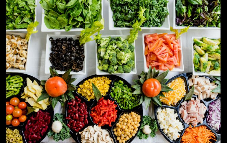El primer hábito que deberías mantener durante toda nuestra vida es llevar adelante una alimentación saludable. Unsplash
