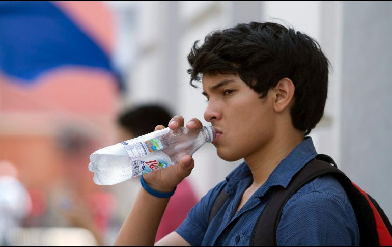 Las altas temperaturas pueden causar deshidratación, golpes de calor y aumentar la irritabilidad. NTX / ARCHIVO