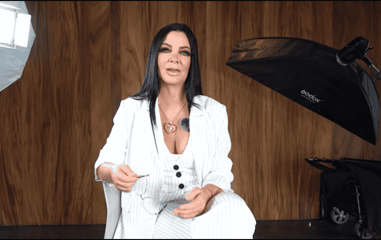 La modelo abrió un canal de YouTube para comentar 