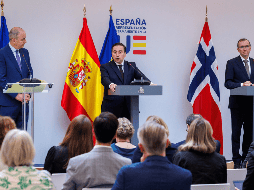 El ministro de Asuntos Exteriores irlandes, Michael Martin, el ministro de Asuntos Exteriores español, Jose Manuel Albares, y el ministro de Asuntos Exteriores de Noruega, Espen Barth, durante una rueda de prensa sobre el reconocimiento del Estado palestino, en la oficina de representación española en Bruselas. EFE/ Olivier Matthys
