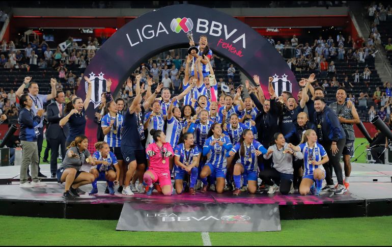 La costarricense Amelia Valverde se convirtió en la cuarta entrenadora en coronarse en su primer torneo con Monterrey. IMAGO7