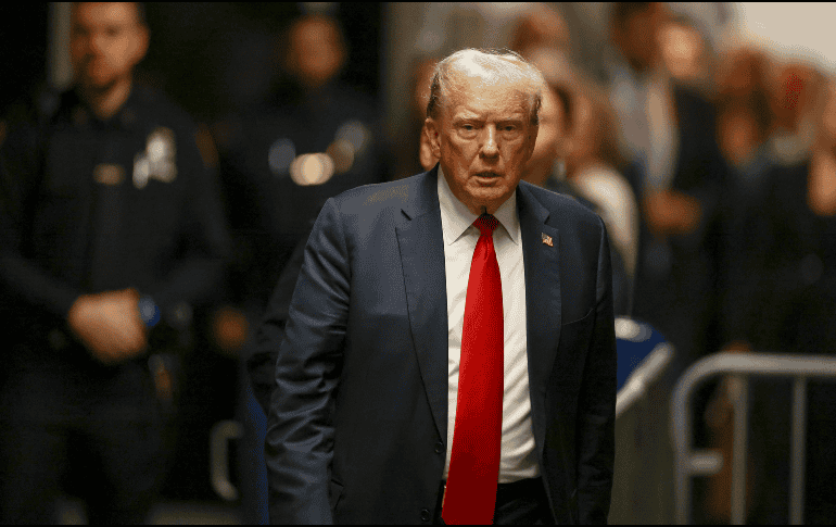 Trump enfrenta 34 acusaciones graves de falsificar documentos empresariales, cargos punibles con hasta cuatro años de prisión. EFE / A. Kelly