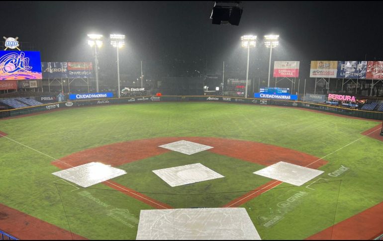 El duelo se detuvo por la lluvia cuando el compromiso apenas se encontraba en la parte alta del tercer rollo. X/ @charrosbeisbol.