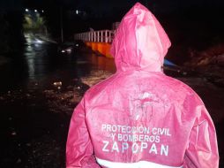 Bomberos de Zapopan auxiliaron a una persona cuyo auto quedó varado en el canal de prolongación Río Blanco y avenida Las Torres. ESPECIAL