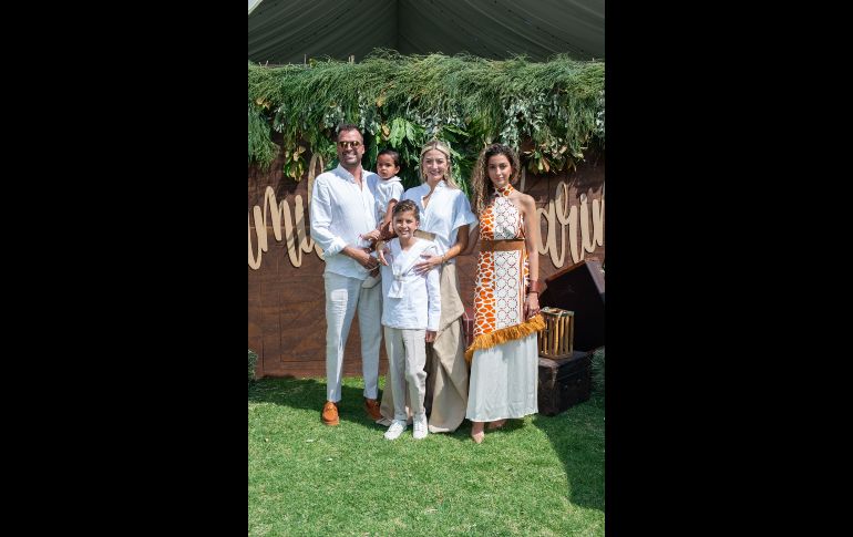 Alejandro, Camilo, Karim Mora, Fernanda Barragán y Valentina Mora. GENTE BIEN JALISCO