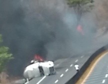 Debido al incendio, las cantidades de humo negro que se desprendía de las llamaradas dificultaron la visibilidad. ESPECIAL