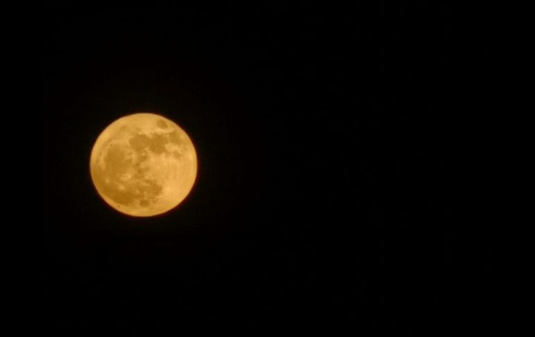 Lo más probable es que la Luna se vea de un color naranja dorado o blanco, similar a cualquier otra luna llena. EL INFORMADOR / E. Elizondo