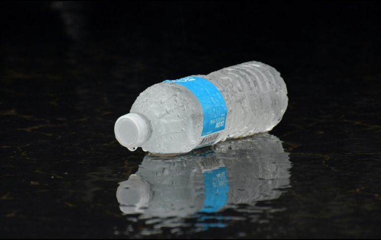 Beber agua mineral puede ser sumamente dañino para la salud si no asistes a las indicaciones. UNSPLASH/Serenity Mitchell