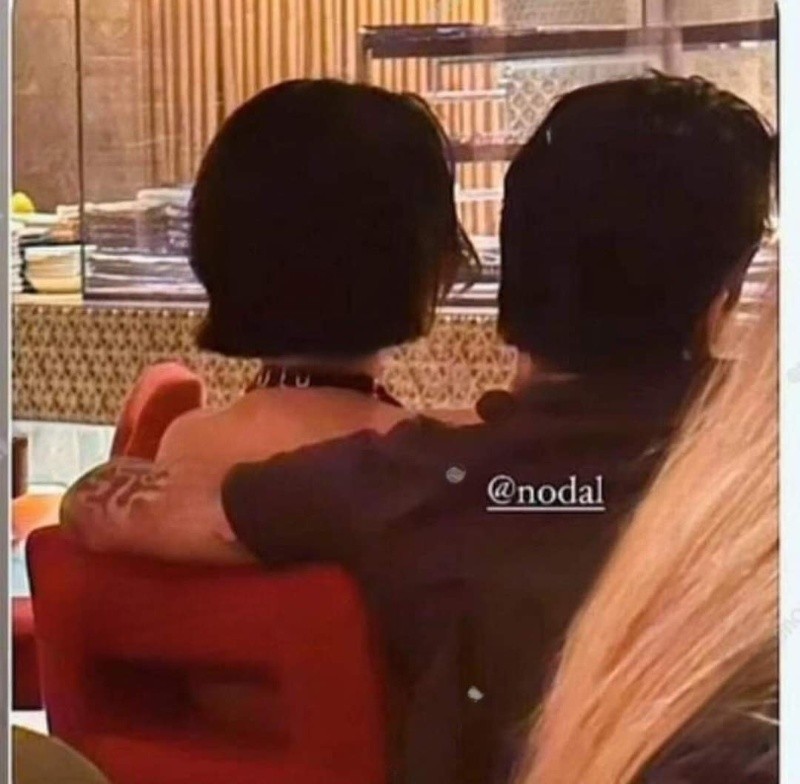 Una nueva foto que ya circula en redes sociales ha aumentado las sospechas de que Angela Aguilar fue la tercera en discordia entre Cazzu y Nodal. X -TWITTER/ @OriginalPlatano 