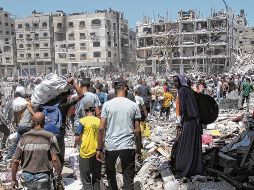 Palestinos desplazados fueron vistos en el Norte de la Franja de Gaza. Fuentes locales informaron que los soldados israelíes se retiraron de las regiones occidental y meridional, mientras que otros permanecen en la zona oriental de la ciudad. XINHUA