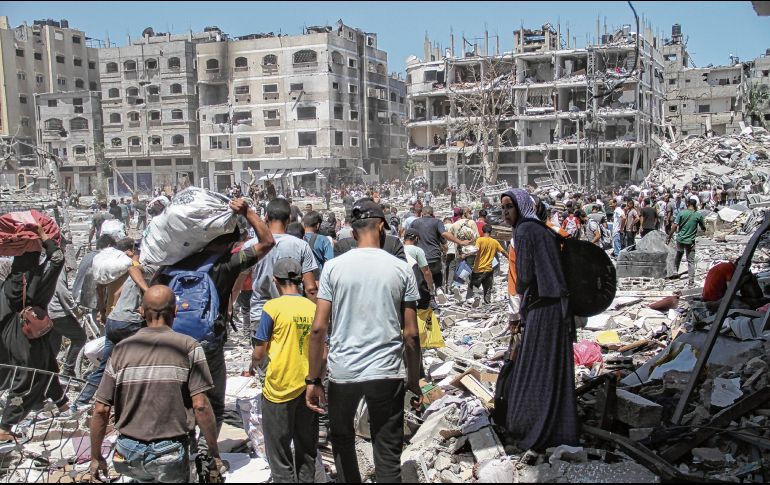 Palestinos desplazados fueron vistos en el Norte de la Franja de Gaza. Fuentes locales informaron que los soldados israelíes se retiraron de las regiones occidental y meridional, mientras que otros permanecen en la zona oriental de la ciudad. XINHUA