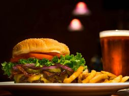 La deshidratación sucede cuando la pérdida de agua del cuerpo supera la ingesta, y ciertos alimentos y bebidas pueden agravar este problema. ESPECIAL / Foto de Edward Franklin en Unsplash