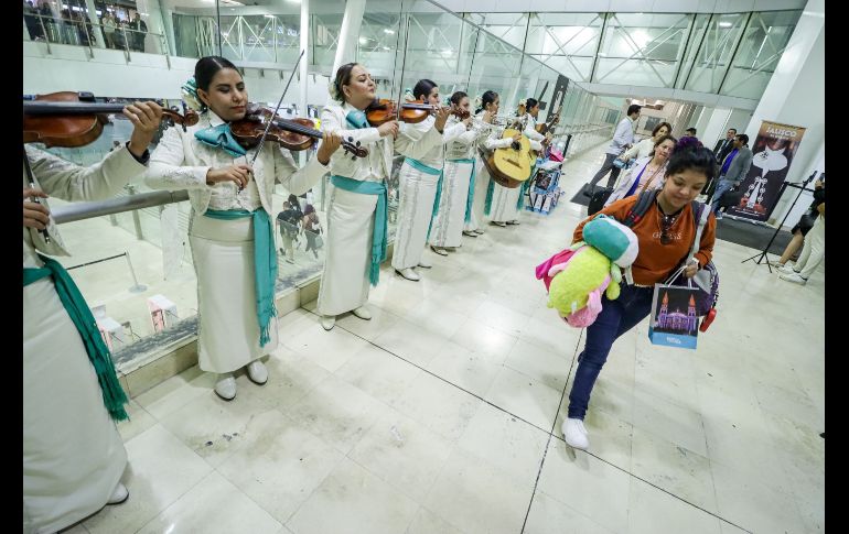 Se espera que este vuelo traiga a mil 100 pasajeros mensuales desde Canadá. EL INFORMADOR/H.FIGUEROA