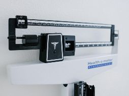 Es fundamental consultar a un médico en caso de experimentar una pérdida de peso sin razón aparente. ESPECIAL / Foto de Kenny Eliason en Unsplash