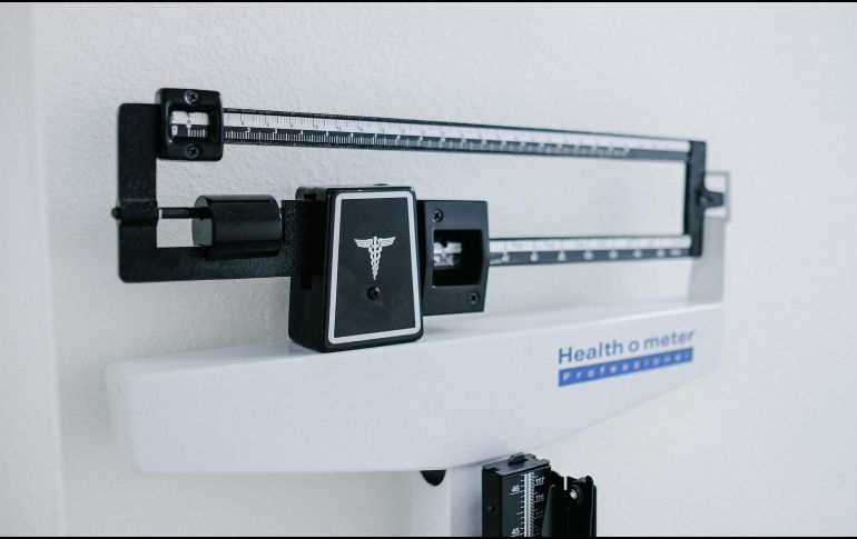 Es fundamental consultar a un médico en caso de experimentar una pérdida de peso sin razón aparente. ESPECIAL / Foto de Kenny Eliason en Unsplash