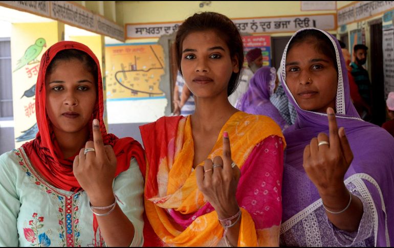 Según datos de la Comisión Electoral, la participación a las 15:00 hora local se situó en el 49.68 por ciento. EFE / M. Arora