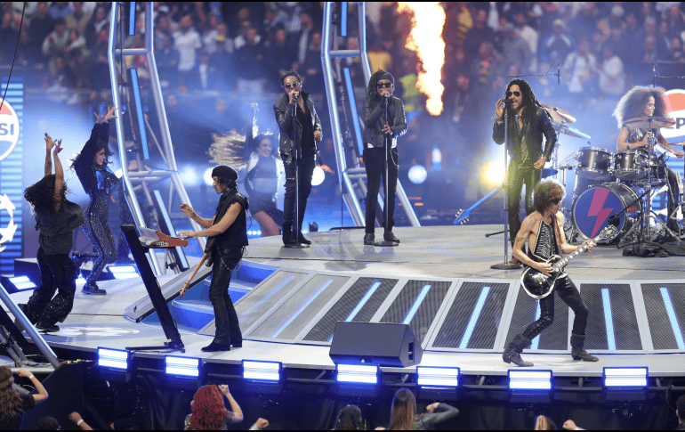 Lenny Kravitz ofrece un espectáculo antes del comienzo de la final. EFE / A. Rain