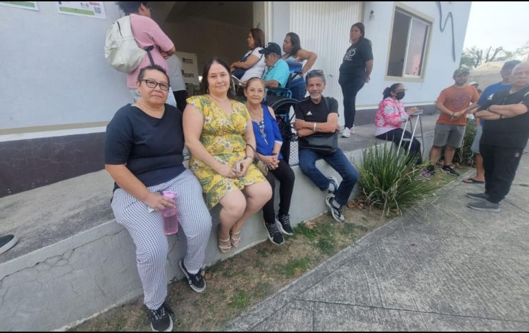 María del Rocío Macías y Trinidad González García llegaron desde temprano a su casilla buscando sufragar. EL INFORMADOR / J. Velazco