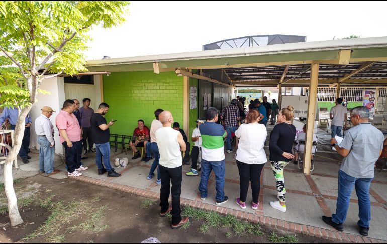 Otra señora gritaba “¡Yo debo trabajar!” ante la probabilidad de llegar tarde a sus trabajos por la tardanza. EL INFORMADOR / H. FIGUEROA 