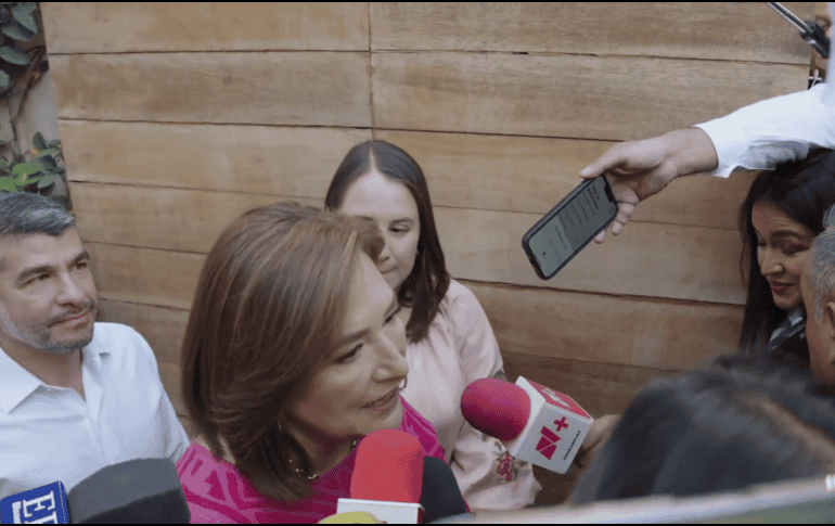 La candidata a la presidencia por parte de la coalición Fuerza y Corazón por México está a la espera de emitir su voto. ESPECIAL / x: @XochitlGalvez