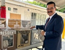 Carlos Lomelí, acudió a emitir su voto este 2 de junio, a la casilla 858. X/@NachoRgz