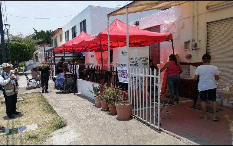 Las autoridades del Instituto Nacional Electoral (INE), confirmaron la muerte de la persona, a quien presuntamente le dio un infarto, aproximadamente a las 10:30 de la mañana.  EL INFORMADOR / J. PADILLA