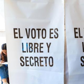 Famosos acuden a emitir su voto