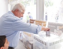 El candidato acudió acompañado de su nieto. ESPECIAL.