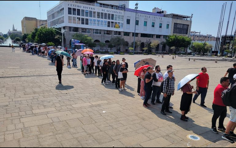 Quienes hacían fila no sabían si alcanzarían boletas mientras que los funcionarios de casillas estaban reclamando también a los asistentes. EL INFORMADOR/ M. Hernández .