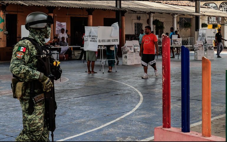 Miembros del Ejercito Mexicano resguardan a ciudadanos que emiten su voto en las elecciones en un colegio electoral, en el municipio de Coyuca de Benítez, en Guerrero. EFE/D. Guzmán.