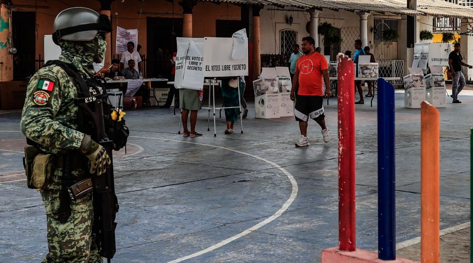 Miembros del Ejercito Mexicano resguardan a ciudadanos que emiten su voto en las elecciones en un colegio electoral, en el municipio de Coyuca de Benítez, en Guerrero. EFE/D. Guzmán.