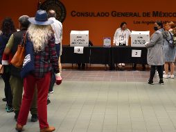 Los veinte consulados operativos en el país, en los que se ha podido votar presencialmente por primera vez el mismo día de las elecciones, se han visto sobrepasados. EFE / O. Guzmán