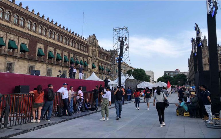 Alrededor de las 18:00 horas de este domingo los trabajadores realizaban pruebas de audio. SUN/ D. Sánchez.