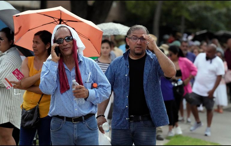 Ciudadanos mexicanos esperan para votar en las elecciones mexicanas en el edificio del Consulado de México este domingo en la ciudad de Houston. AP/David J. Phillip