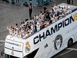El cuadro merengue paseó por las principales calles de Madrid presumiendo el trofeo obtenido el sábado en Wembley. EFE/F. Villar
