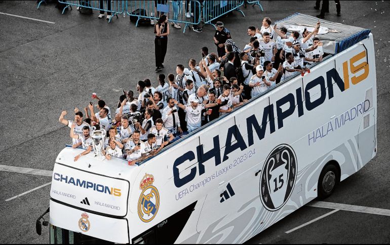 El cuadro merengue paseó por las principales calles de Madrid presumiendo el trofeo obtenido el sábado en Wembley. EFE/F. Villar