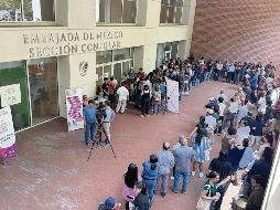 La gente aplaudía a quienes salían, con el pulgar en alto, victoriosos por haber votado. También cantaban rancheras de Pedro Infante y Jorge Negrete. Sin embargo, no todos pudieron votar. EFE