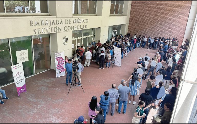 La gente aplaudía a quienes salían, con el pulgar en alto, victoriosos por haber votado. También cantaban rancheras de Pedro Infante y Jorge Negrete. Sin embargo, no todos pudieron votar. EFE
