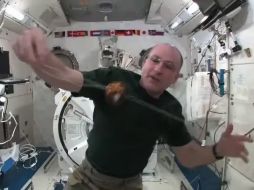 Astronauta lleva yo-yo al espacio para enseñar física y se viraliza (VIDEO)