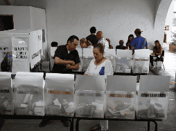 Ciudadanos asisten a votar a un colegio electoral en la ciudad de Guadalajara en Jalisco (Mexico). EFE/ Francisco Guasco