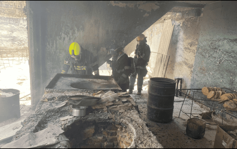 Los elementos del cuerpo de bomberos arribaron al lugar reportado y realizaron las labores para sofocar el incendio. ESPECIAL