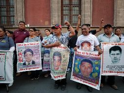 Familiares y amigos de los 43 normalistas desaparecidos de Ayotzinapa se manifiestan al termino de una reunión con el presidente de Mexico, Andres Manuel López Obrador. EFE/ Isaac Esquivel