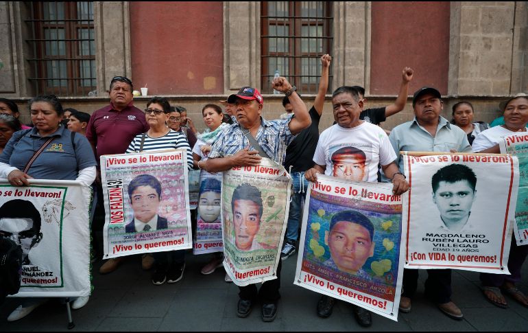 Familiares y amigos de los 43 normalistas desaparecidos de Ayotzinapa se manifiestan al termino de una reunión con el presidente de Mexico, Andres Manuel López Obrador. EFE/ Isaac Esquivel